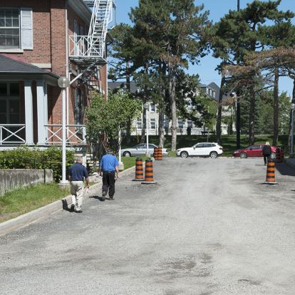 This part of the driveway will no longer be open to two-way traffic. It will now serve as a hospital exit only. This will improve safety and make room for a new sidewalk for pedestrians.